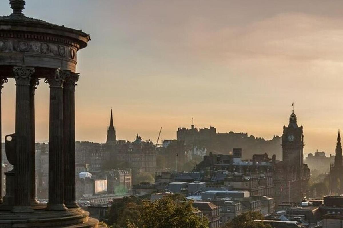 una vista di una città con una torre dell'orologio