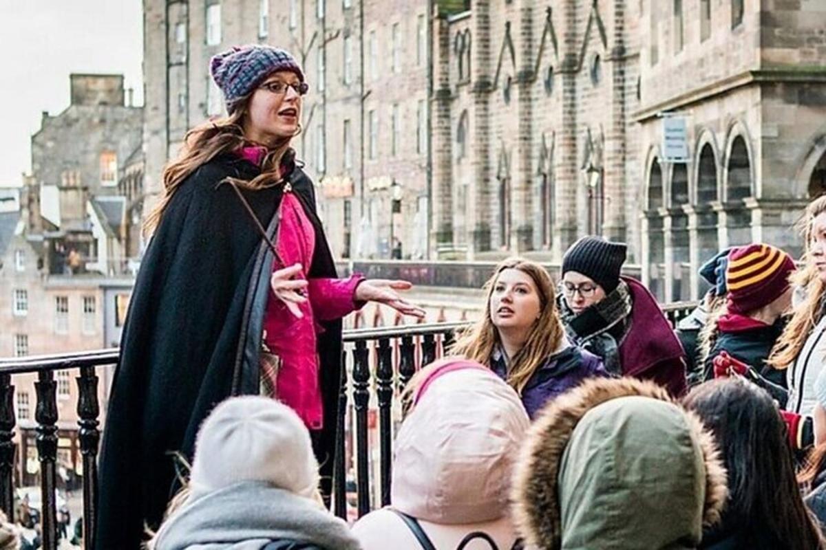 eine Frau, die vor einer Menschenmenge steht