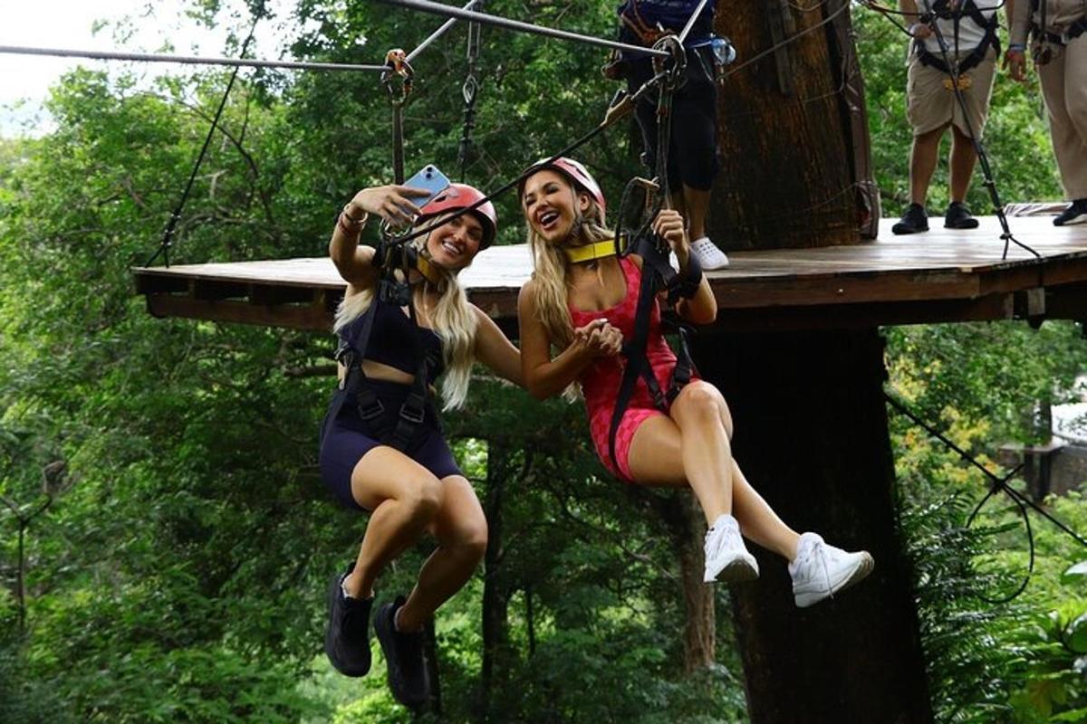 Dvije djevojke sjede na ziplineu