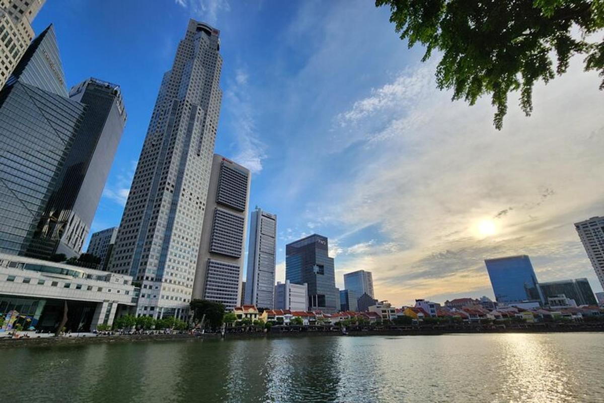 ภาพเมืองที่มีแม่น้ำและอาคารต่างๆ