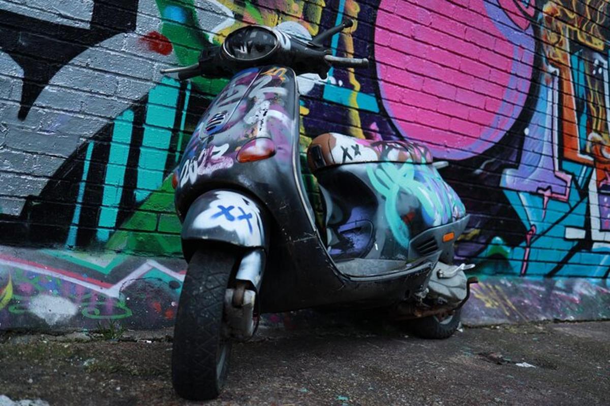 een scooter geparkeerd voor een muur