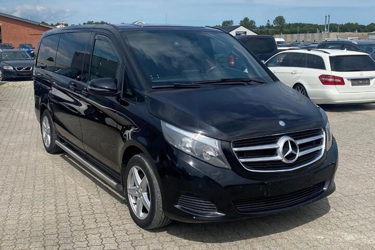 un furgone Mercedes Benz nero parcheggiato in un parcheggio