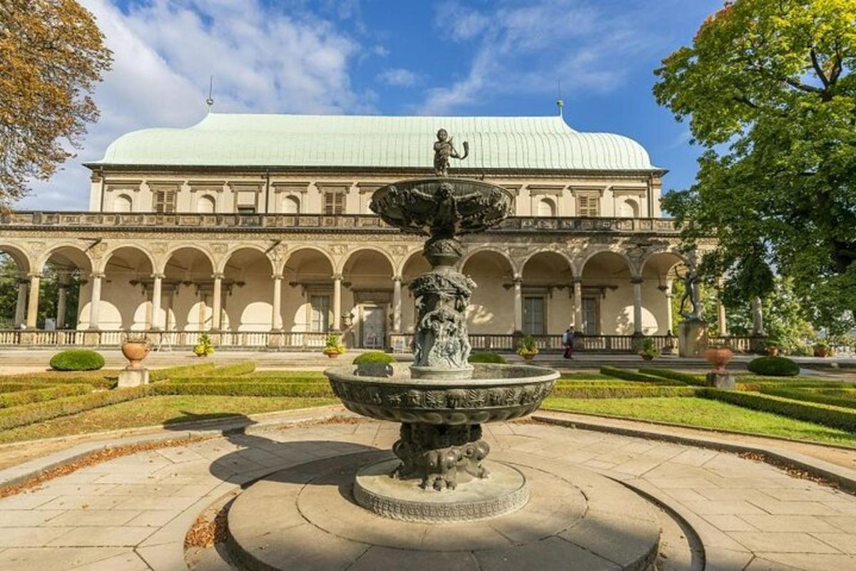 isang fountain sa harap ng isang malaking gusali