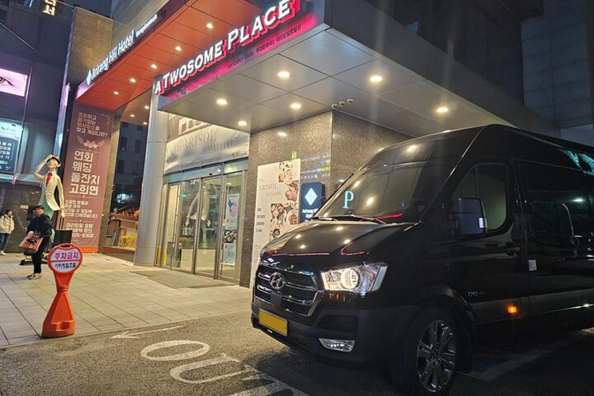 en sort varevogn parkeret foran en butik