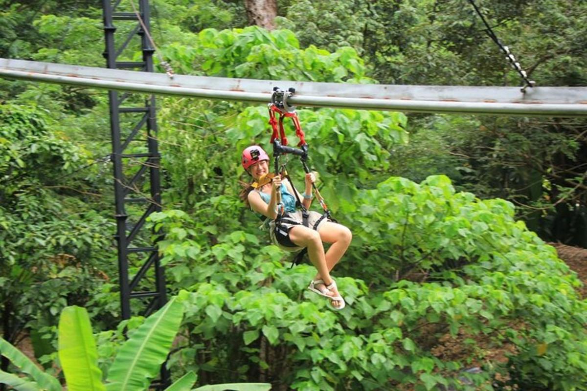 una dona en una tirolina a la selva