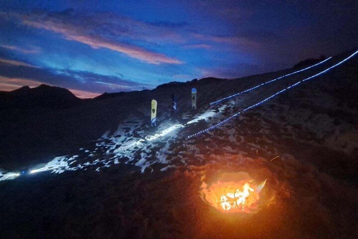 una vista notturna di una strada con le luci accese