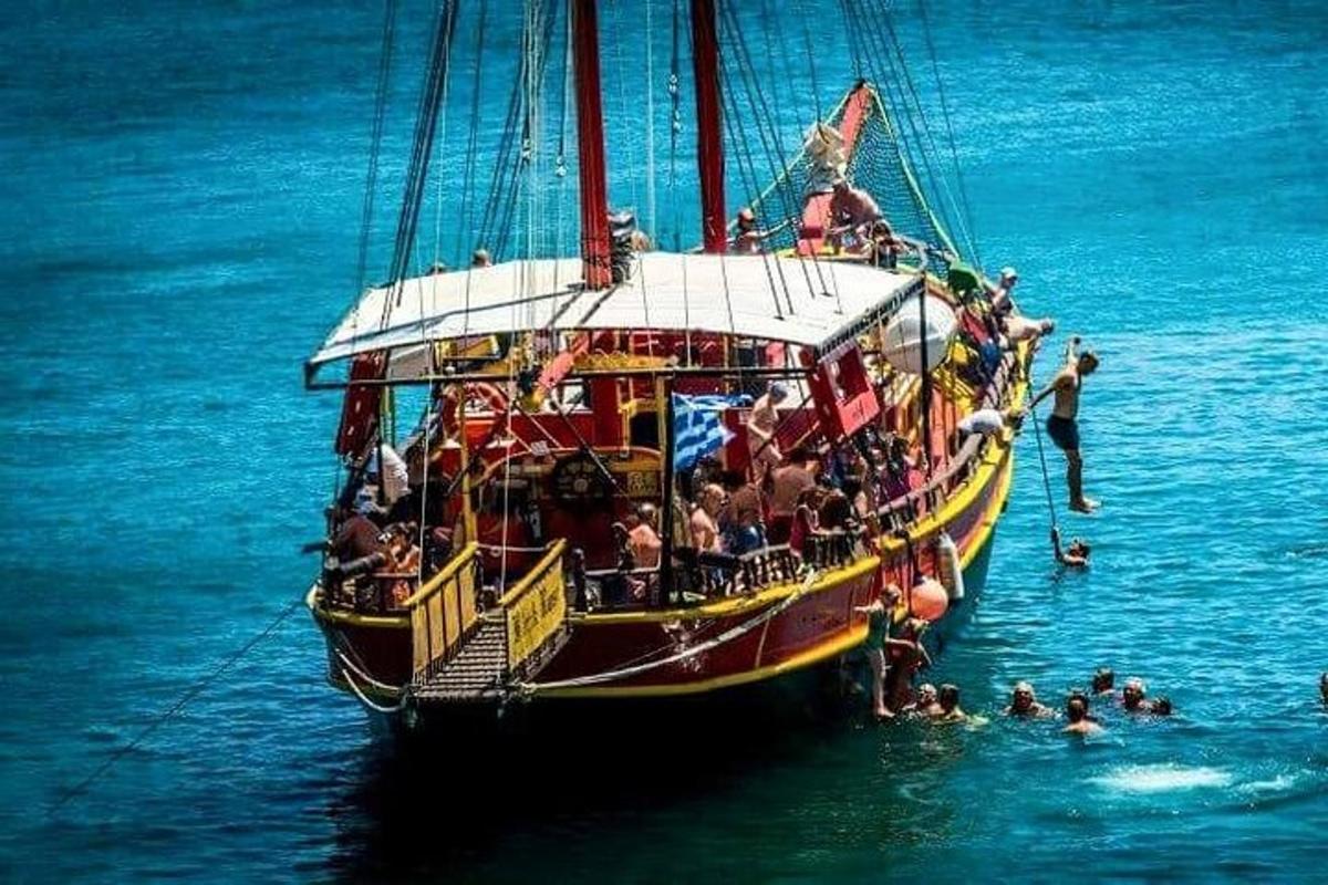 μια ομάδα ανθρώπων σε μια βάρκα στο νερό