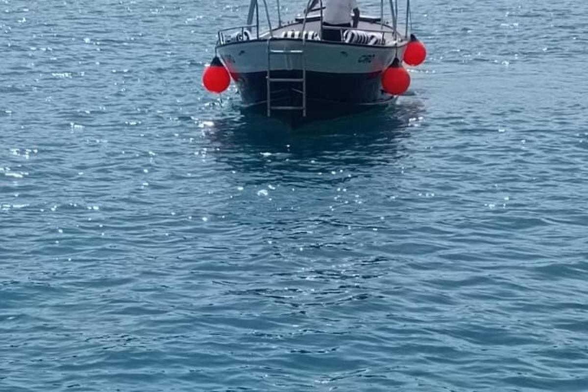 una barca con palline rosse nell'acqua