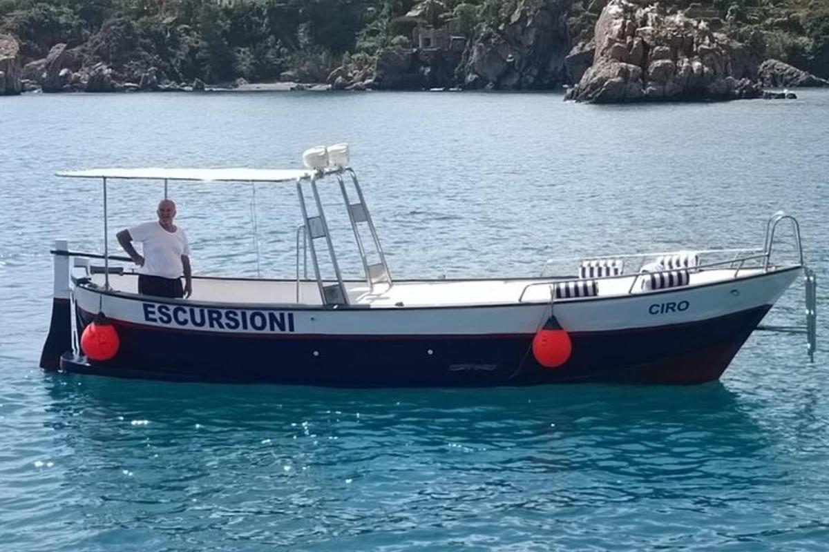 un uomo è in piedi su una barca in acqua
