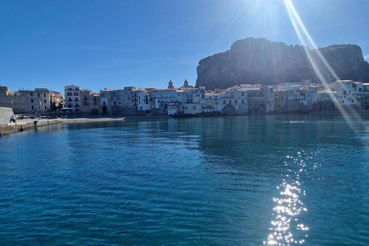 un gruppo di edifici sulla riva di uno specchio d'acqua