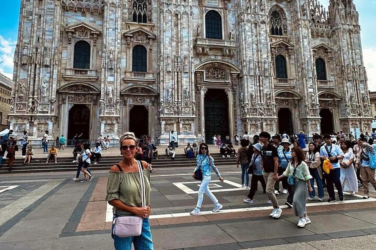 uma mulher em pé em frente a uma catedral