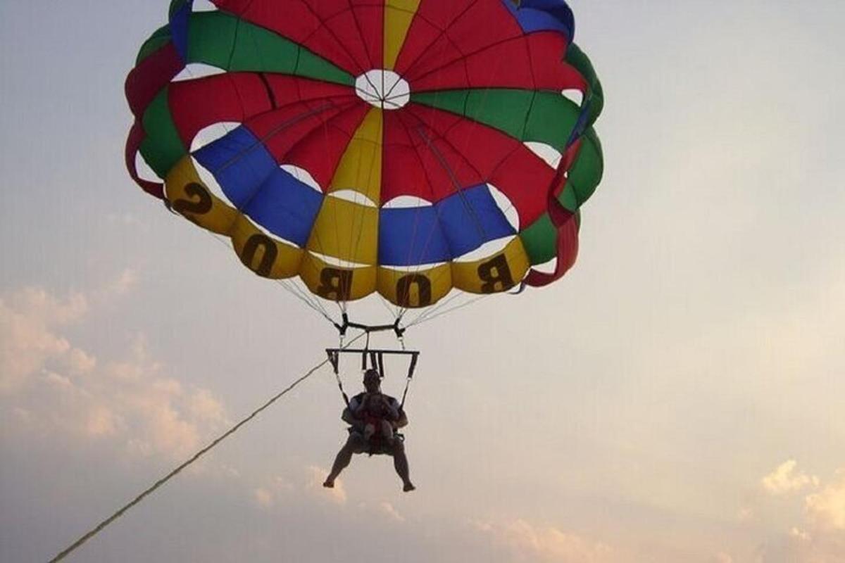 una persona que viaja en paracaídas en el cielo
