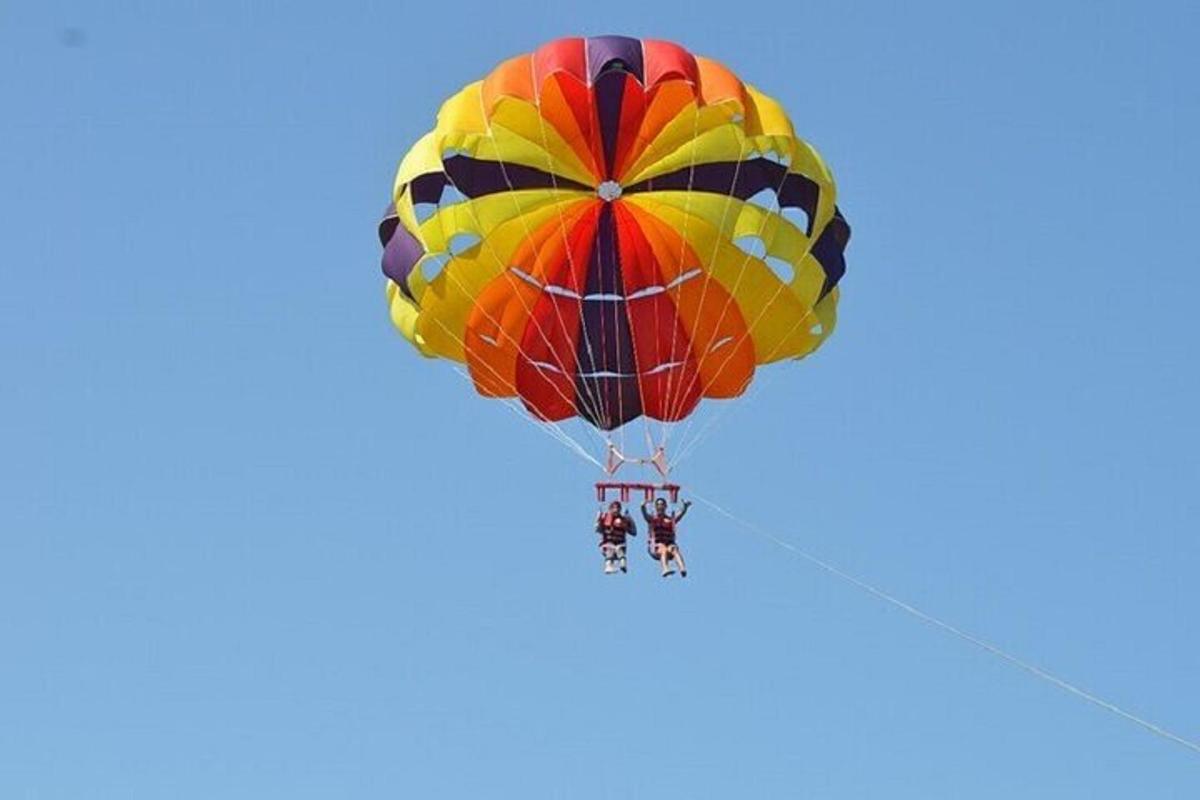 ein bunter Heißluftballon am Himmel