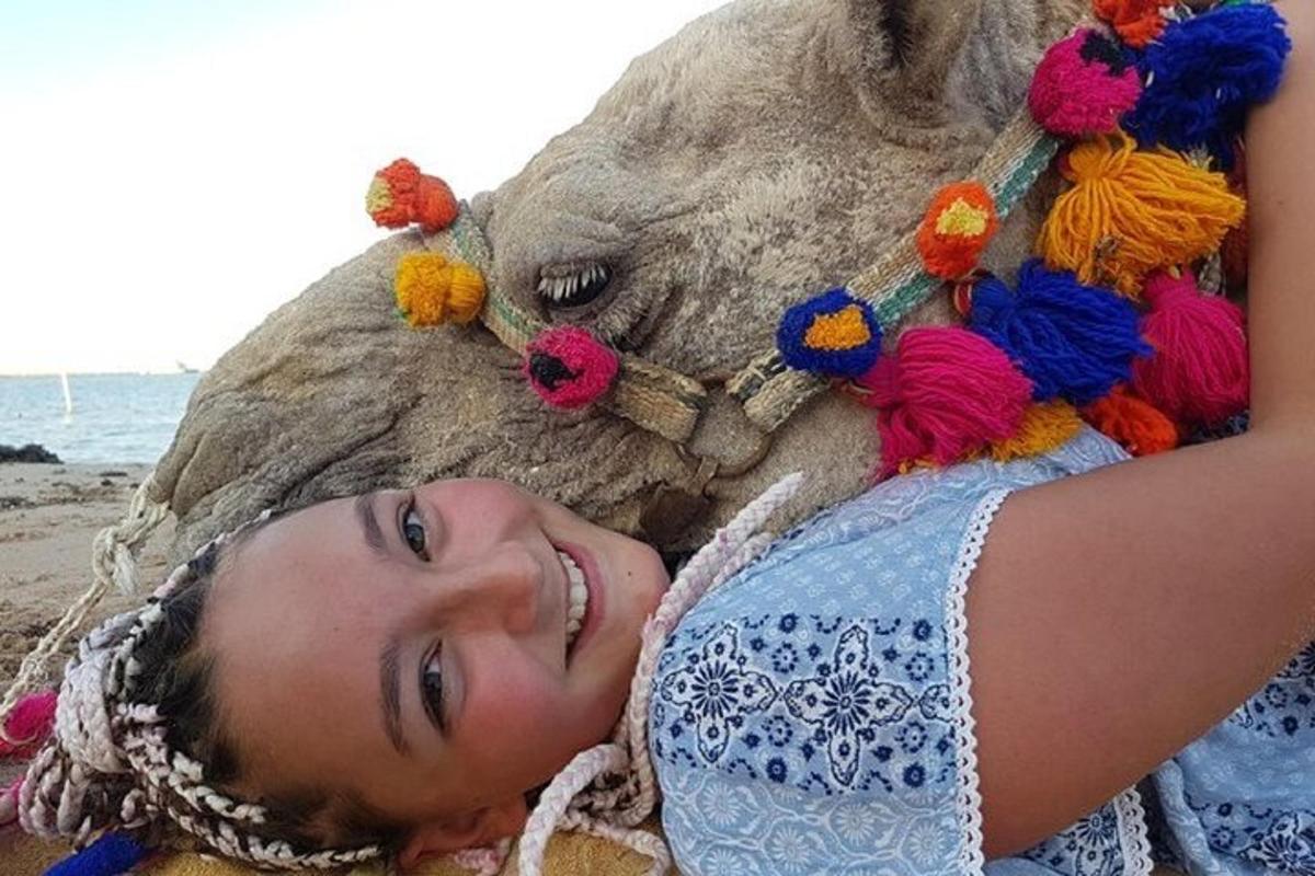 una mujer tumbada en la playa con una almohada