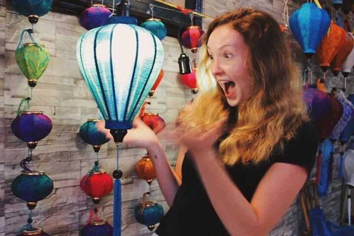 žena drží modrobílý balónek