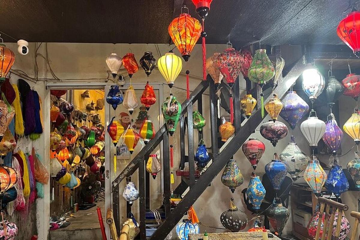 un negozio con molti vasi e lampade di vetro di diversi colori