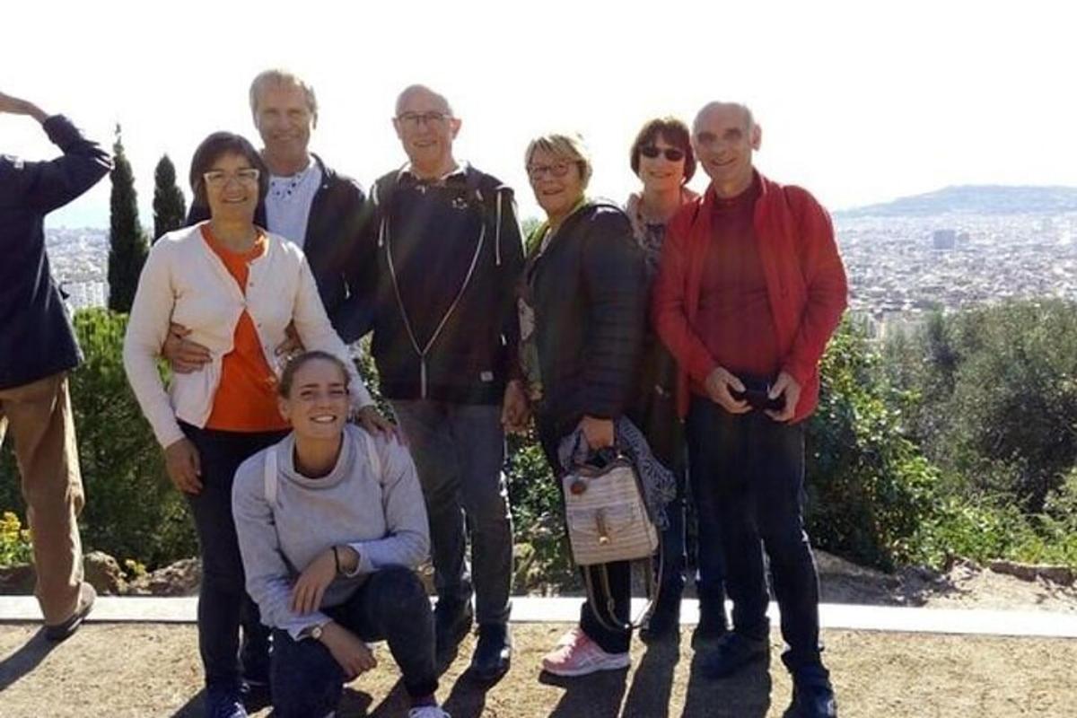 skupina lidí pózujících pro fotografii na kopci