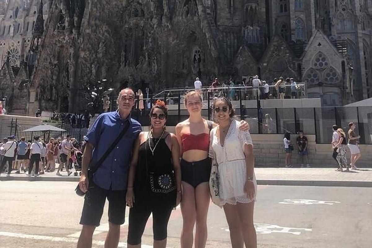 skupina lidí stojících před budovou