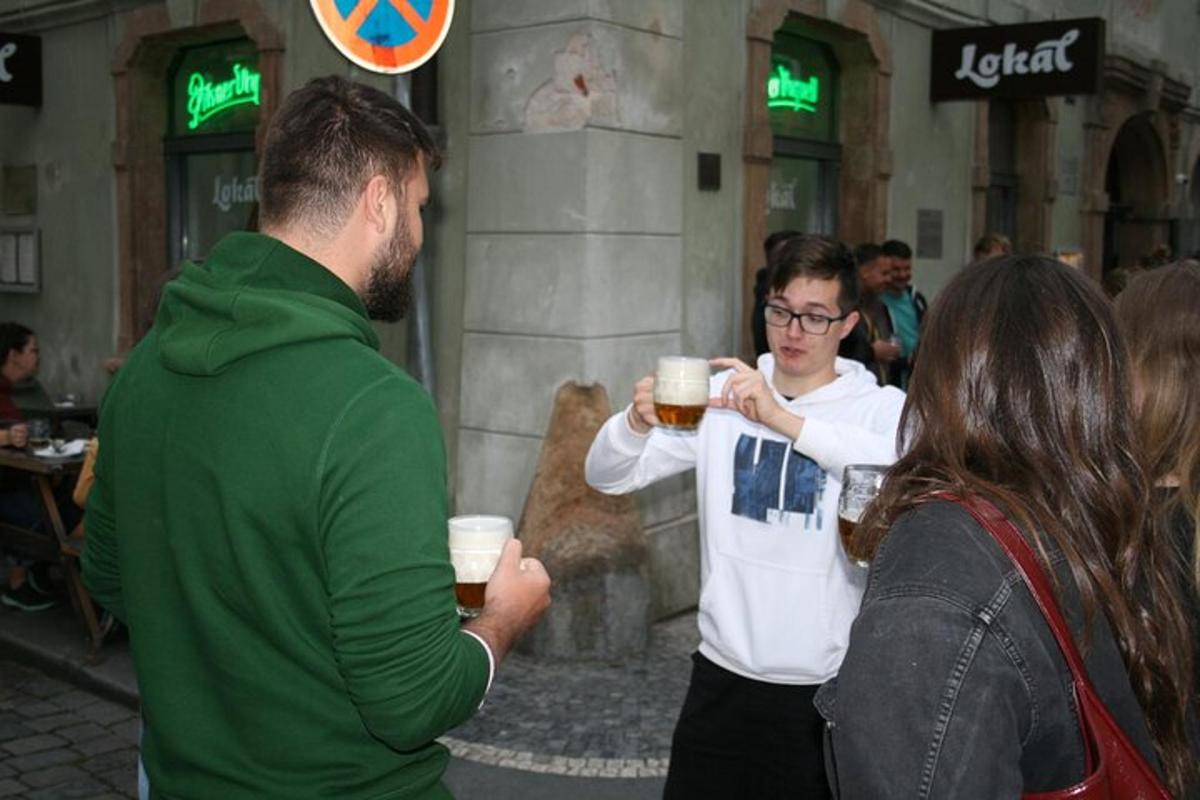 一群人手里拿着啤酒杯