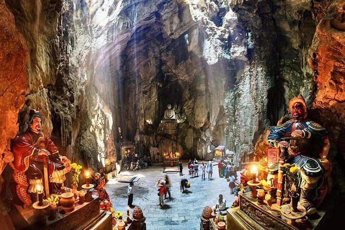 un dipinto di una grotta con persone al suo interno