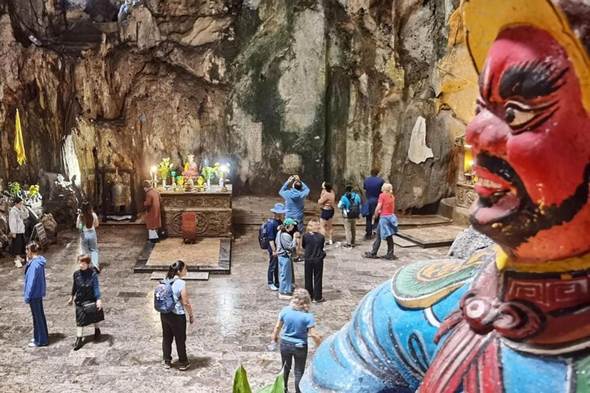 un gruppo di persone in piedi in una grotta