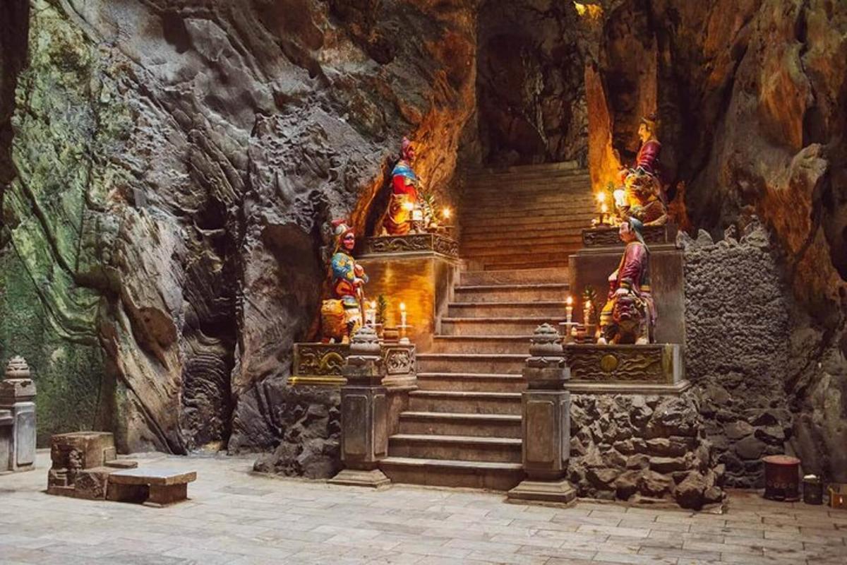 un tempio in una grotta con scale e candele