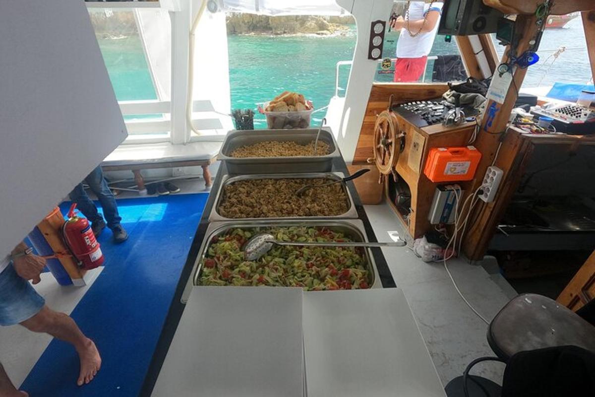 ein Tisch mit mehreren Tabletts mit Essen auf einem Boot
