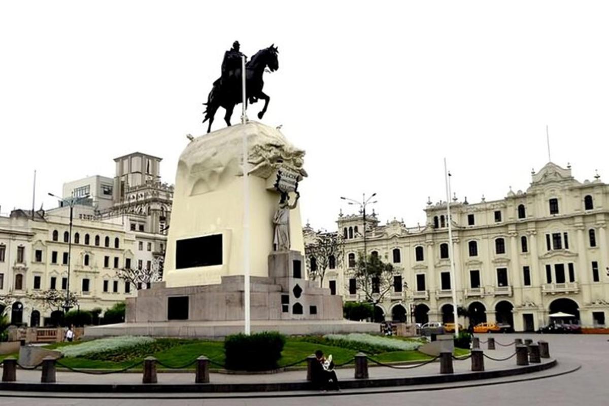 o statuie a unui bărbat pe un cal în fața unei clădiri