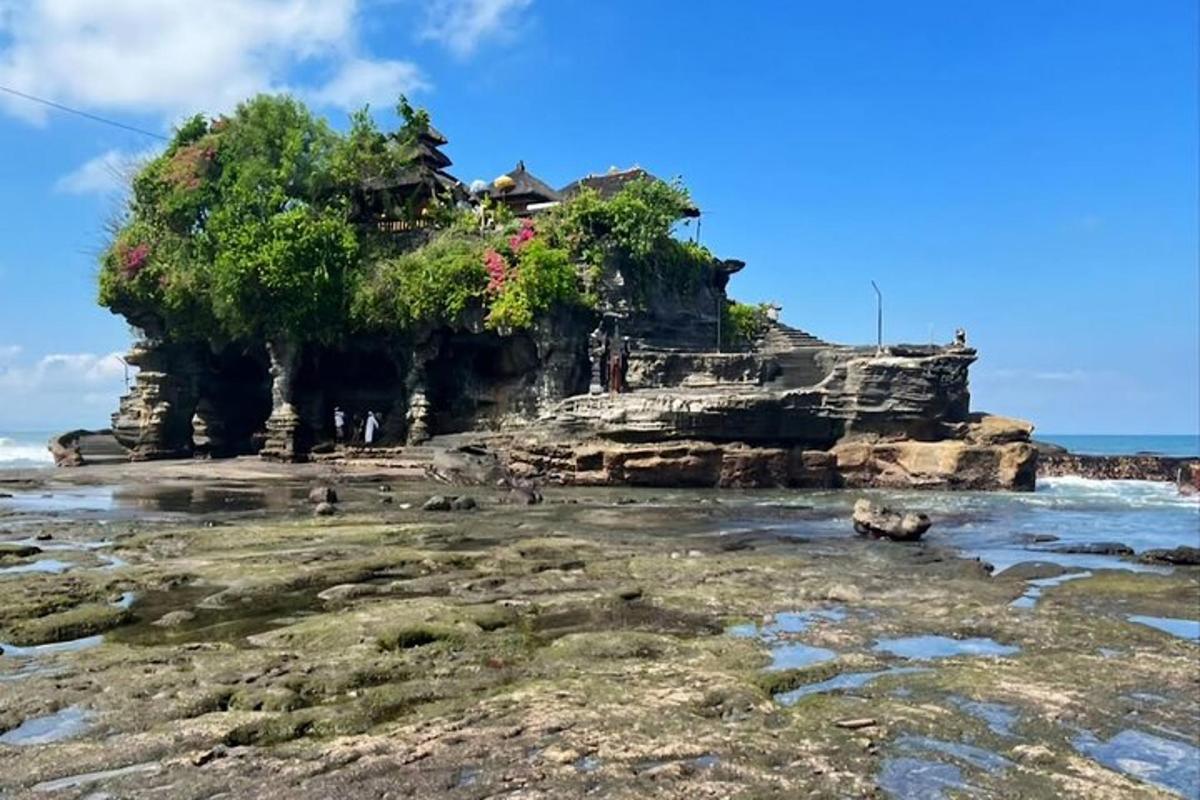 una casa en una illa rocosa a l'oceà