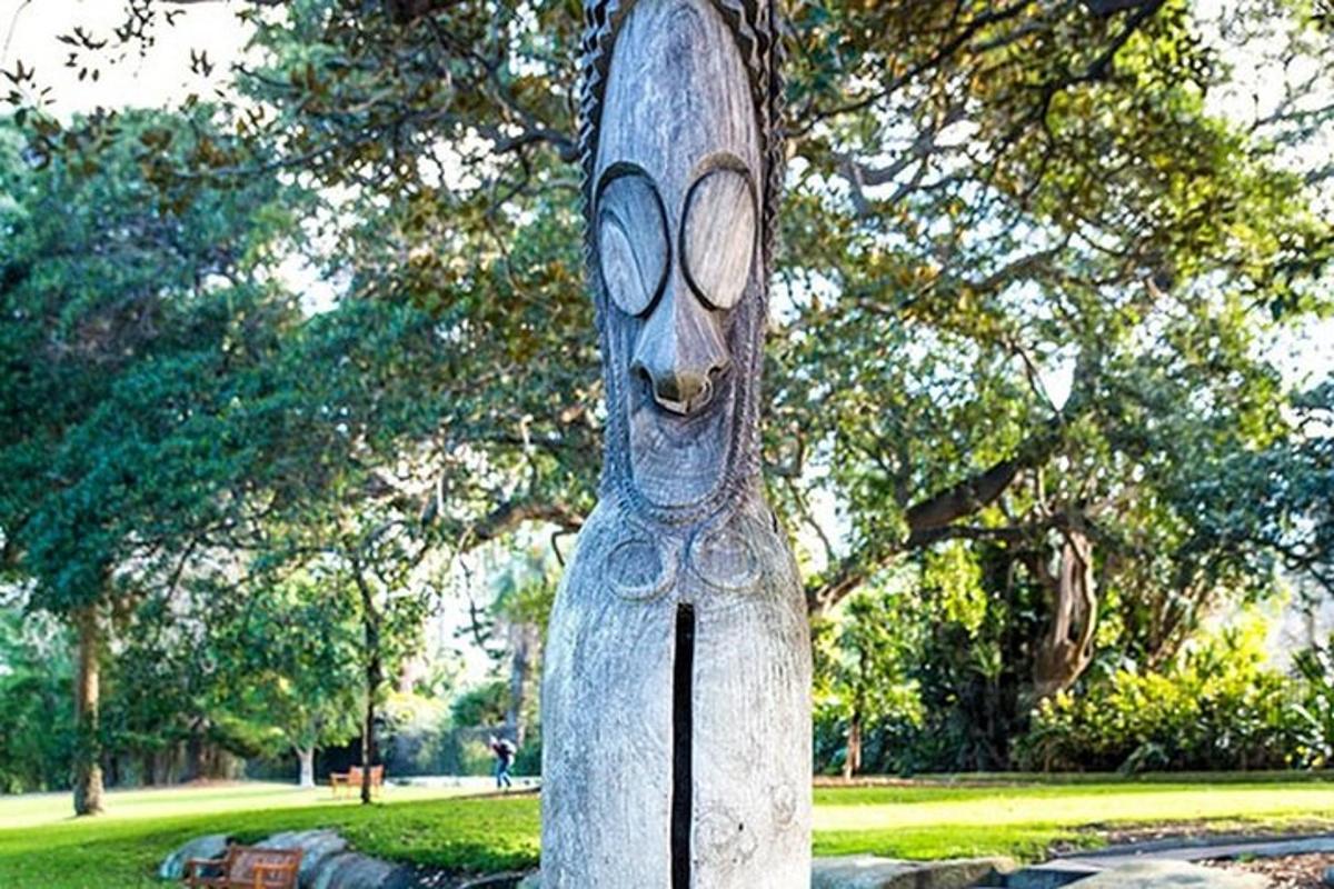 Una estatua en un parque con una cara en ella.