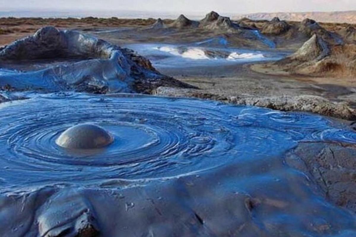 steinn í miðjum vatnsflóði