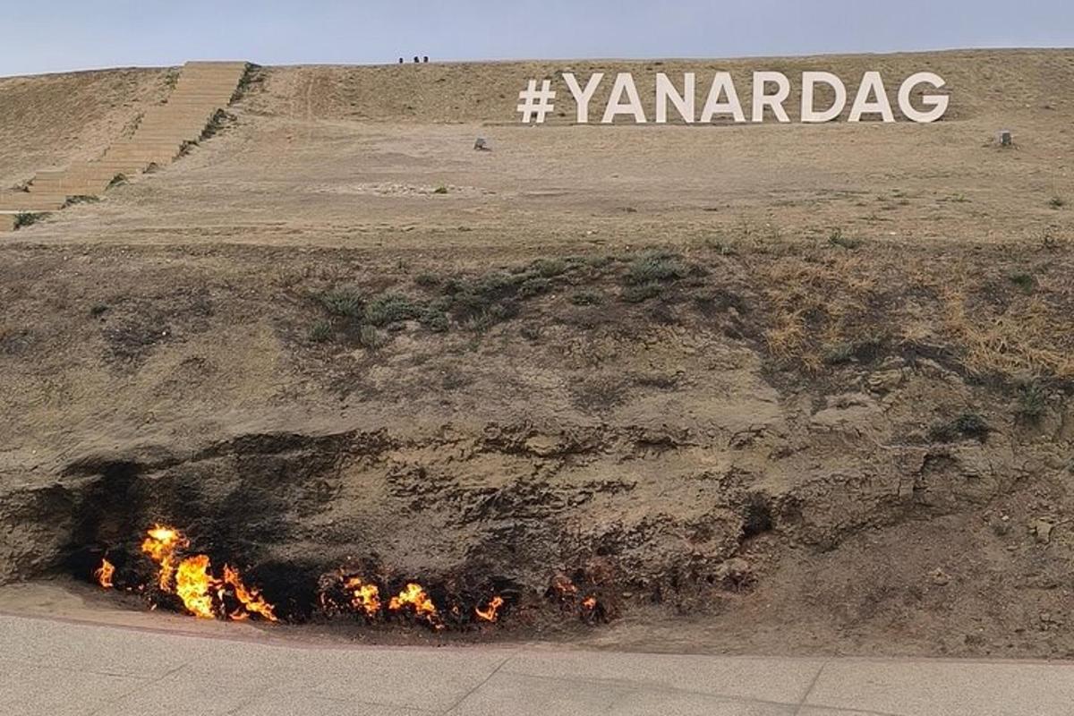 bir tabelanın önündeki yerdeki yangın