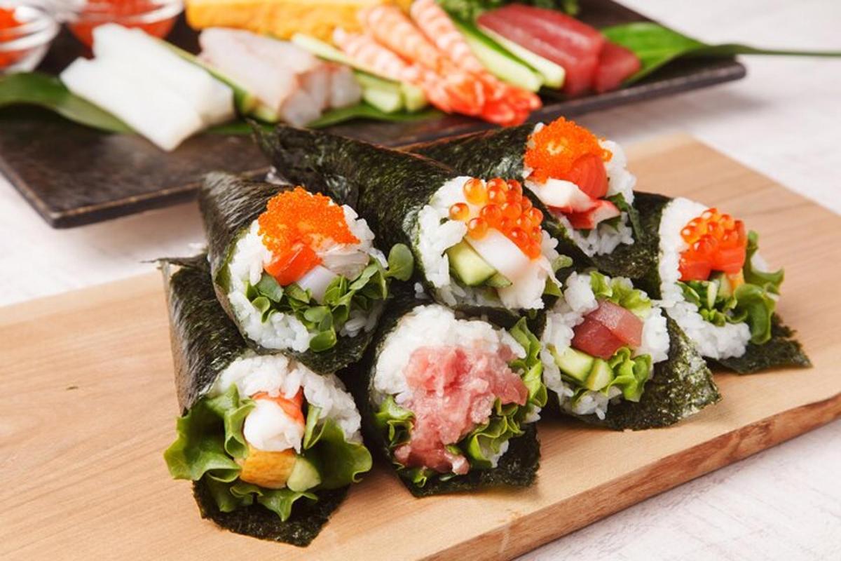 egy halom sushi egy vágódeszkán