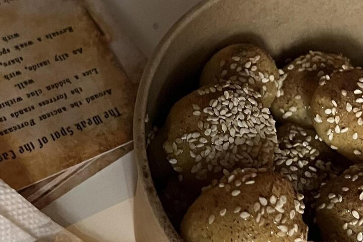 una scatola di bagel al sesamo