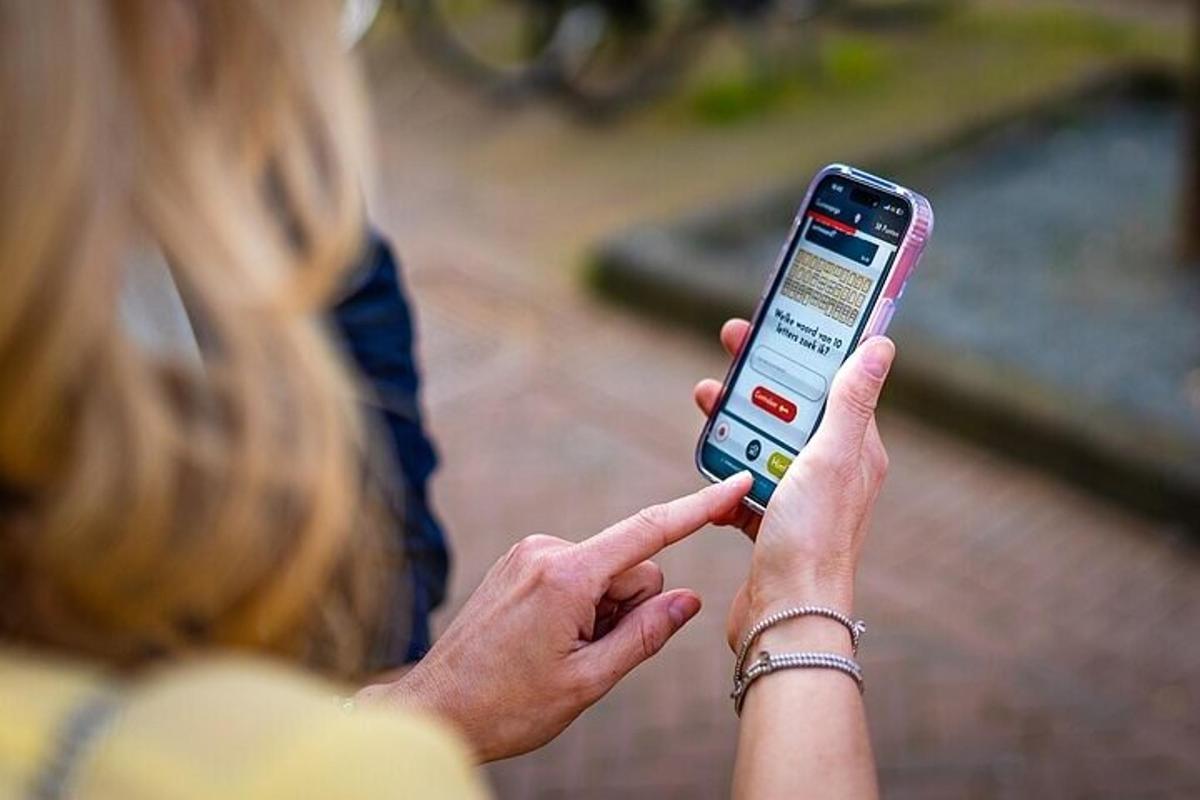 naine hoiab käes mobiiltelefoni