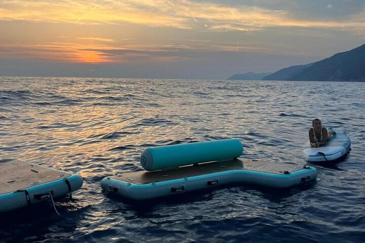 ένα άτομο που κάθεται σε μια πλωτή σχεδία στο νερό