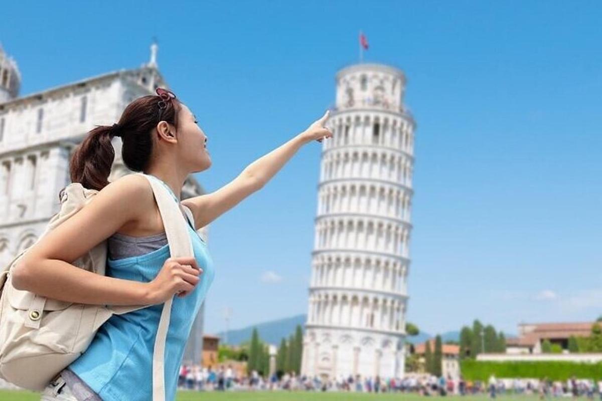 een vrouw die voor de scheve toren van Pisa staat