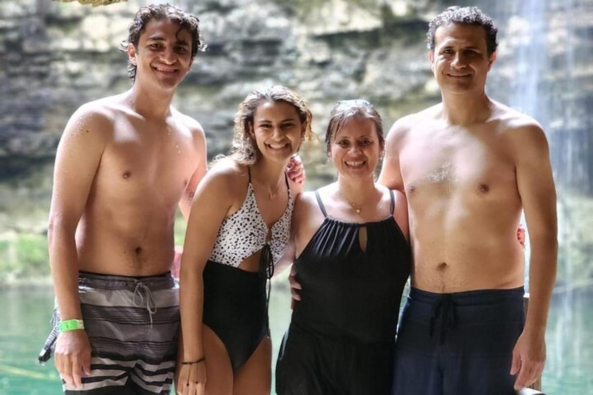 un grup de oameni care stau în apă