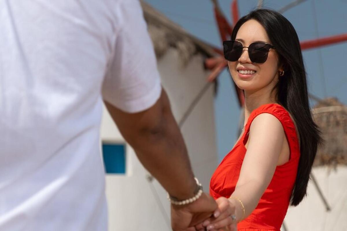 un uomo e una donna con occhiali da sole che si tengono per mano