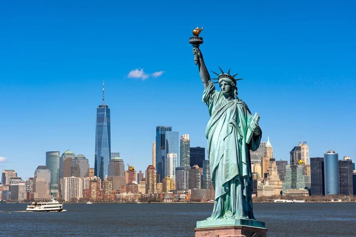 eine Freiheitsstatue mit einer Stadt im Hintergrund