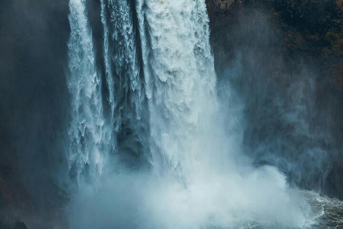 air terjun dengan asap keluar daripadanya