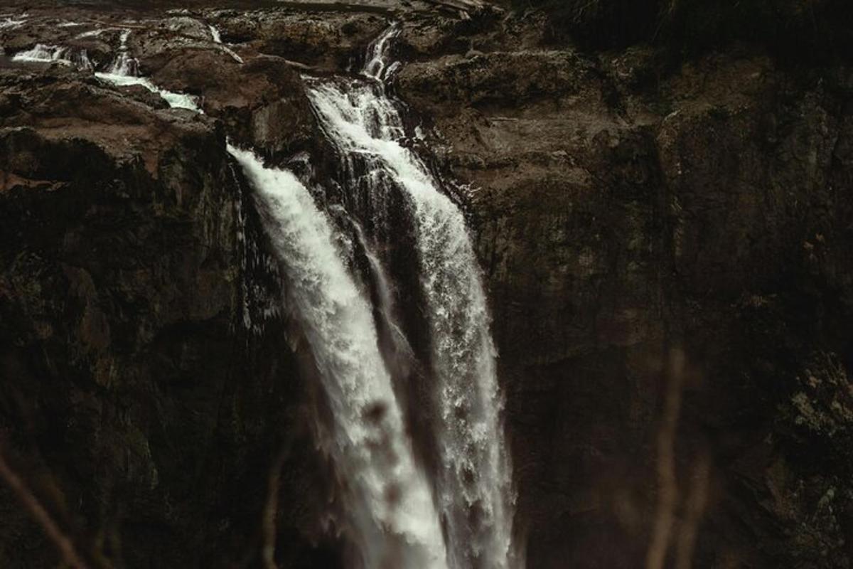 air terjun di tepi tebing berbatu