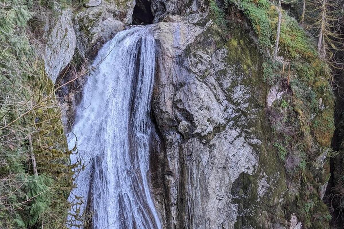 air terjun di sisi batu