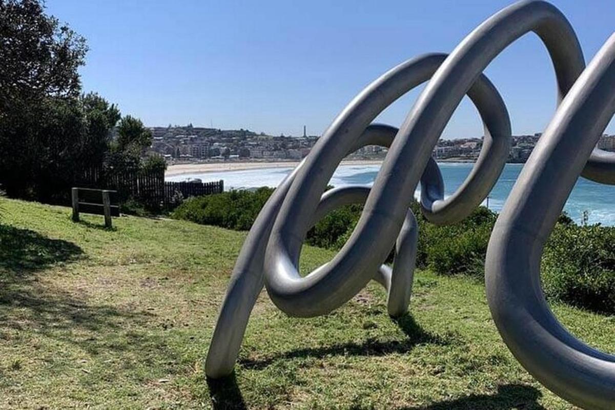 een metalen sculptuur voor het strand