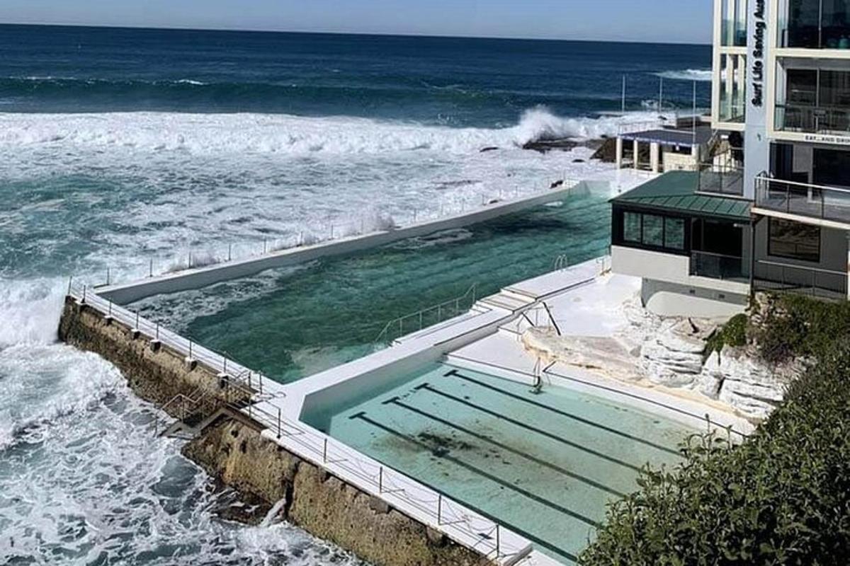 o clădire cu piscină lângă ocean