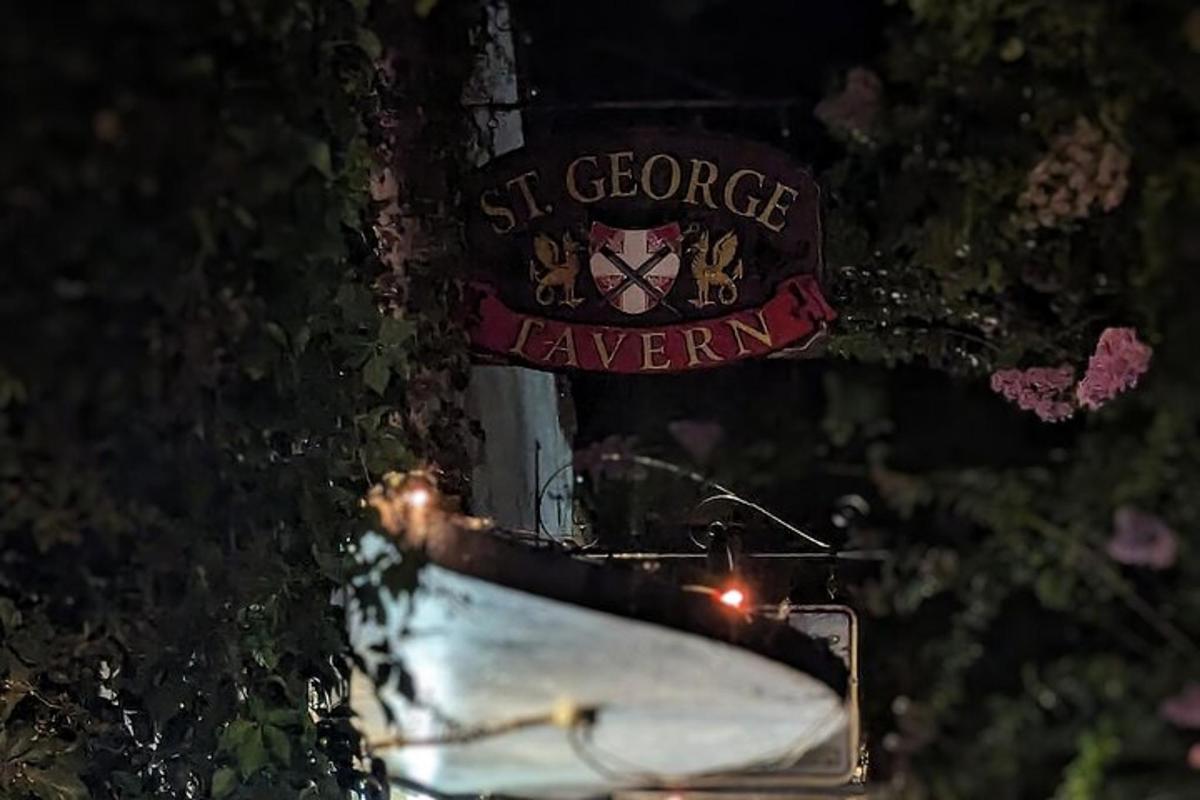 cedule pro hospodu St. George na stromě