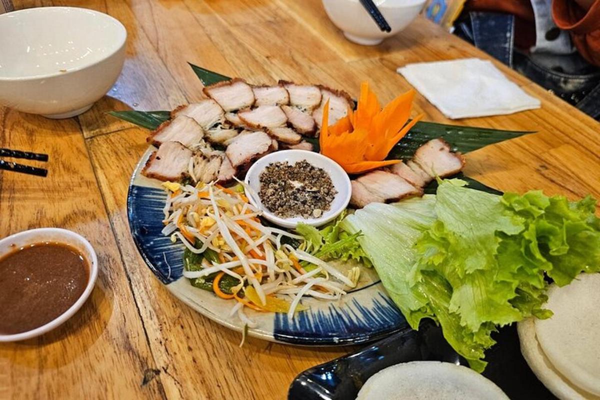 một đĩa thức ăn có thịt và rau trên bàn