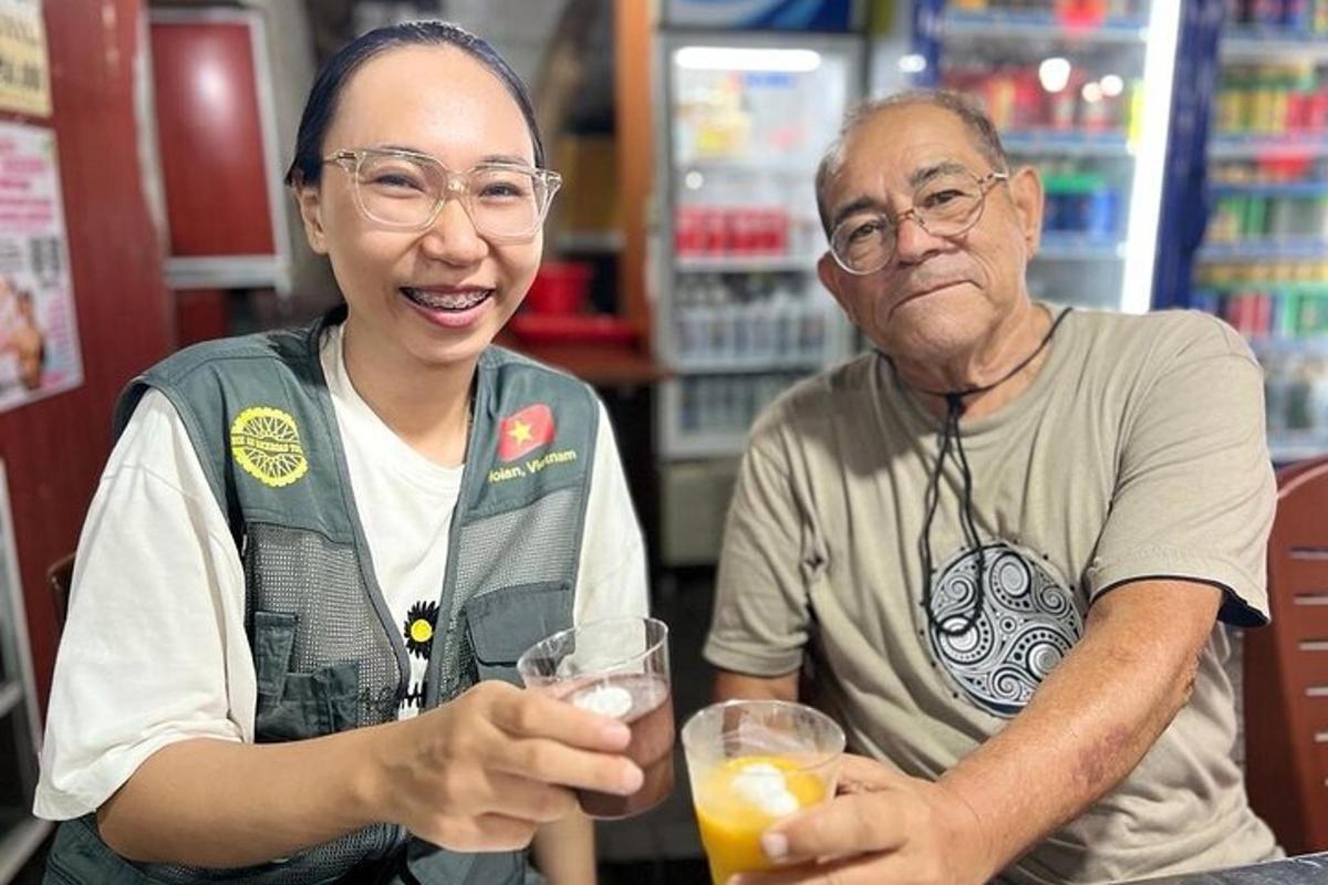 một người đàn ông và một người phụ nữ đang ngồi ở một cái bàn với đồ uống