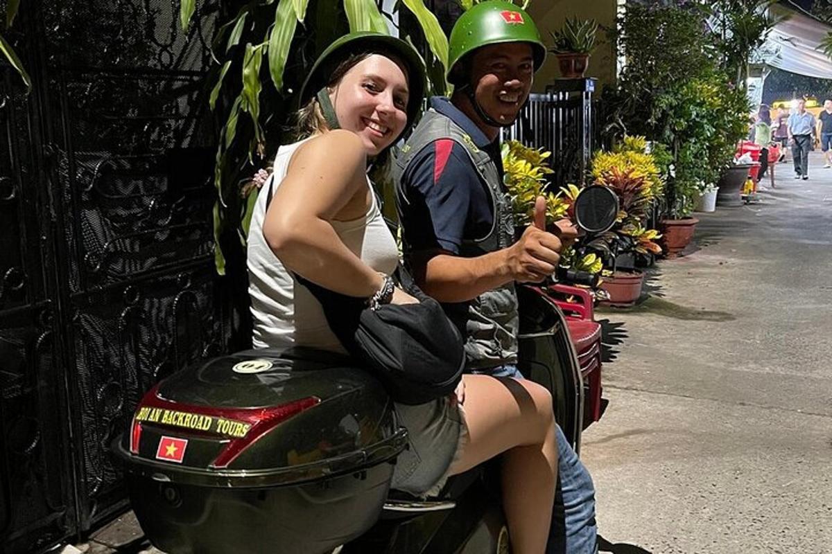 một người đàn ông và một người phụ nữ ngồi trên một chiếc xe tay ga