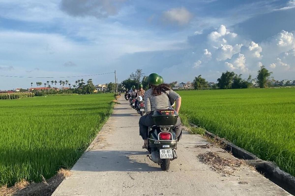 um grupo de pessoas andando de motocicleta em uma estrada de terra